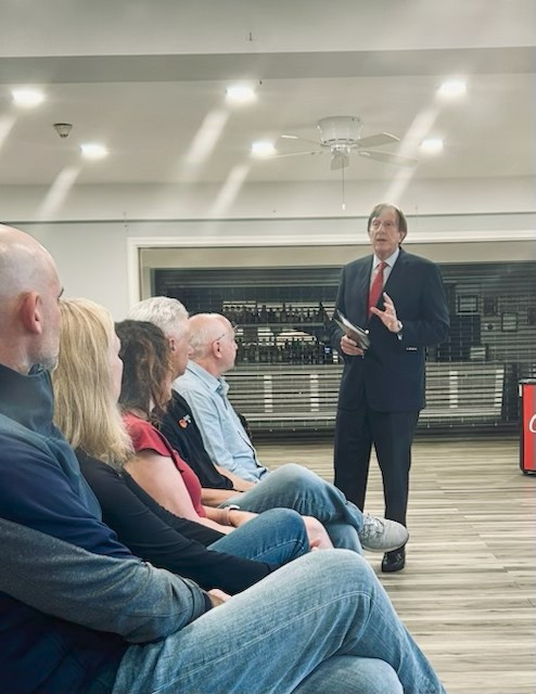 Kurt speaks to crowd